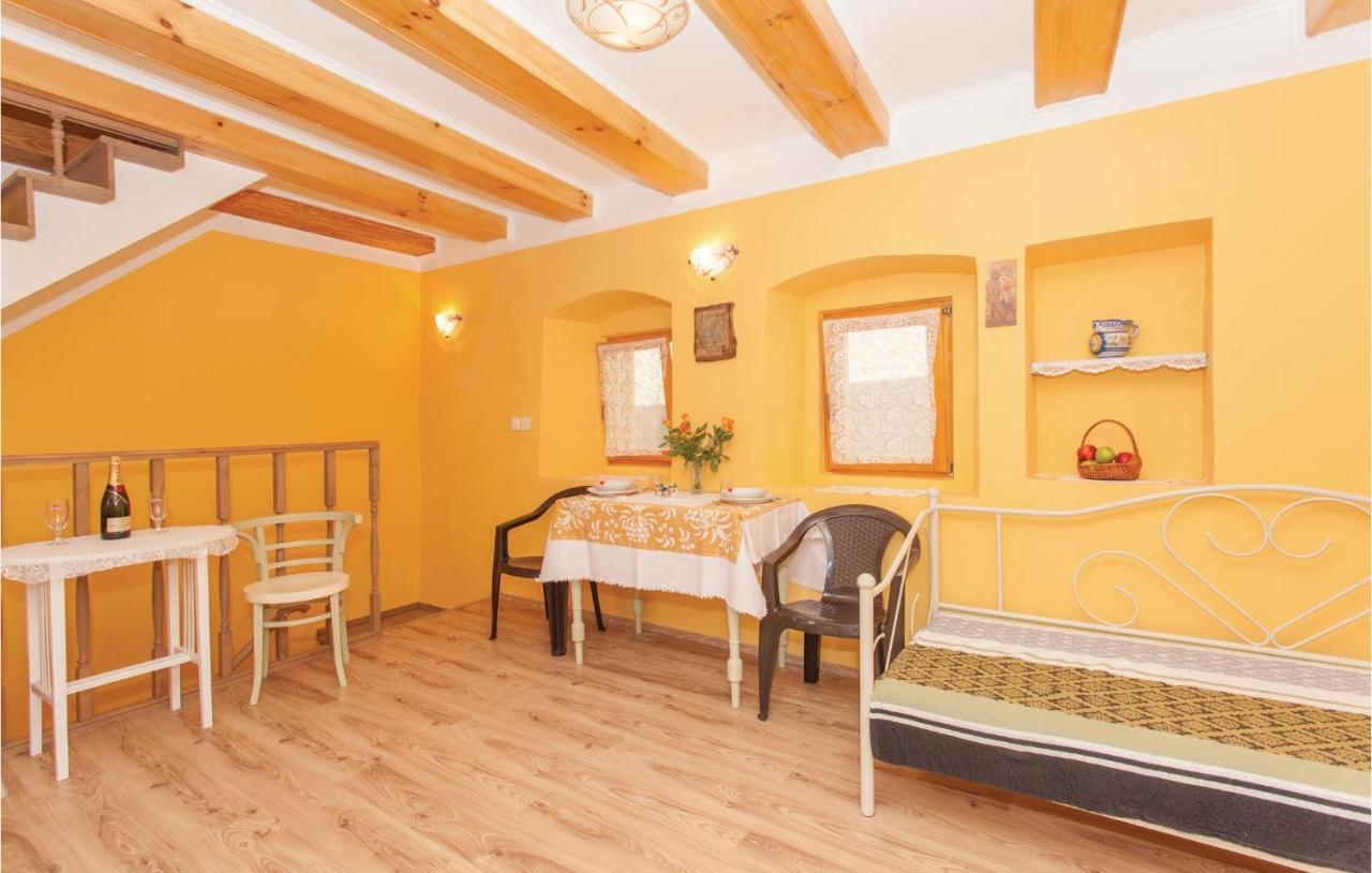 1 Bedroom Beautiful Apartment In Omišalj Dış mekan fotoğraf