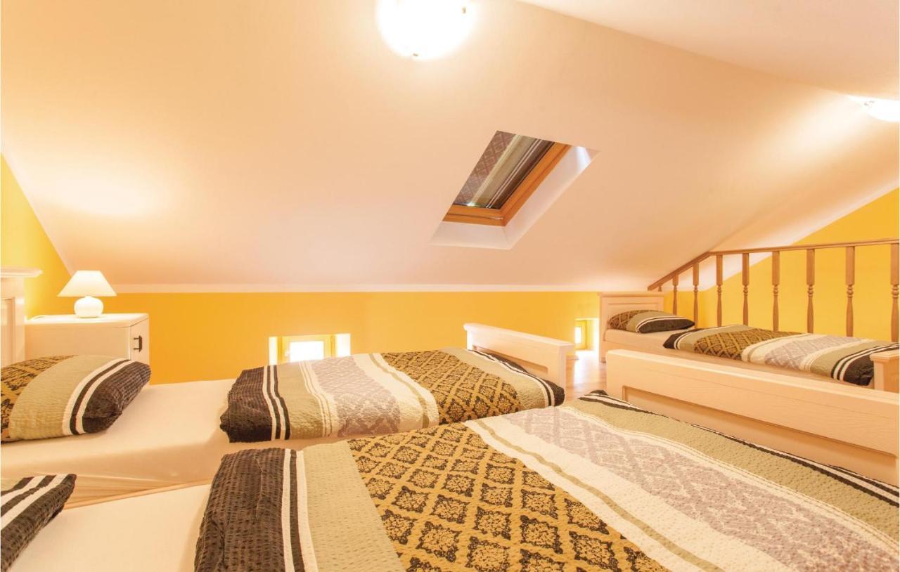 1 Bedroom Beautiful Apartment In Omišalj Dış mekan fotoğraf