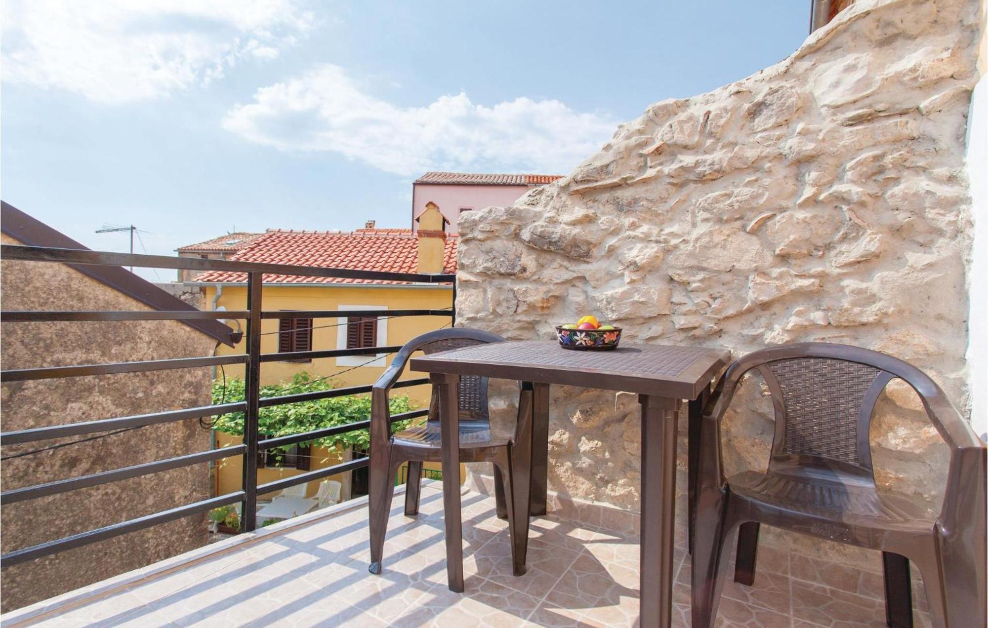 1 Bedroom Beautiful Apartment In Omišalj Dış mekan fotoğraf